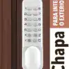 Puerta de entrada con código y teclado numérico para control de acceso y seguridad.